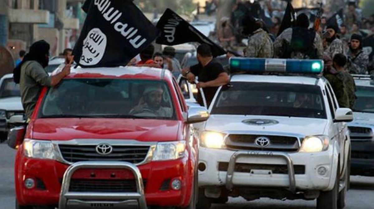 Soldados del Estado Islámico desfilan con banderas y coches Toyota por las calles de Raqqa, en Siria, el pasado mes de junio. Soldados del Estado Islámico desfilan con banderas y coches Toyota por las calles de Raqqa, en Siria, el pasado mes de junio.