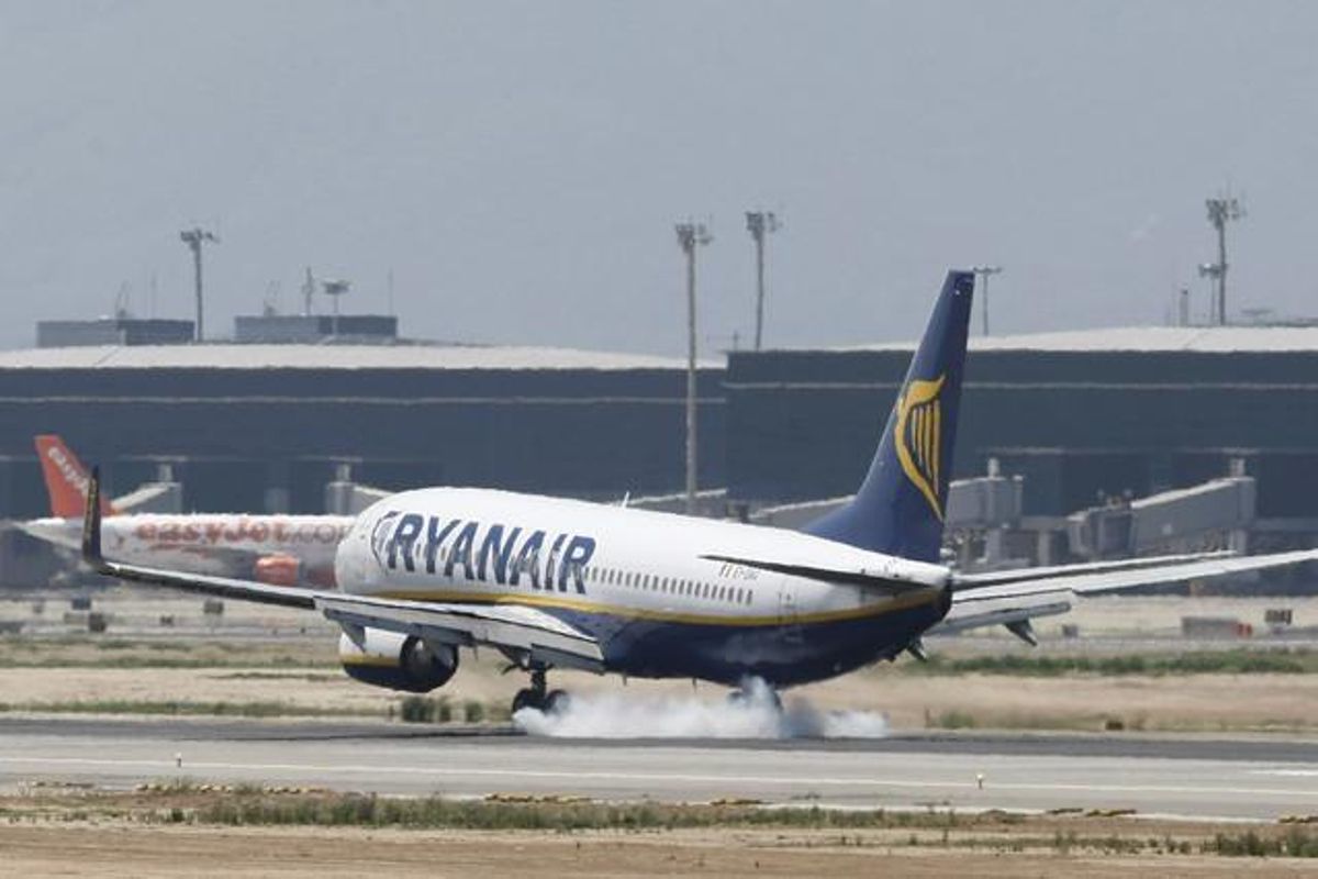 Un avión de Ryanair aterriza en el aeropuerto de El Prat. Un avión de Ryanair aterriza en el aeropuerto de El Prat.