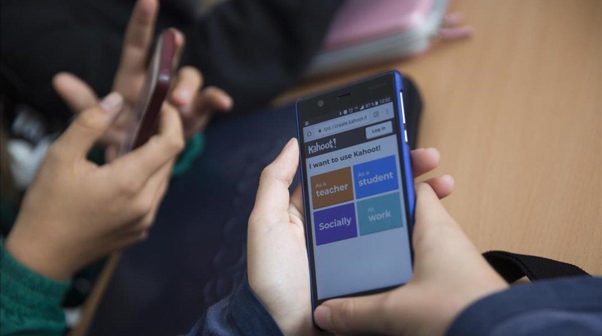 Ensenyament torna a obrir el debat per l'ús del mòbil a classe