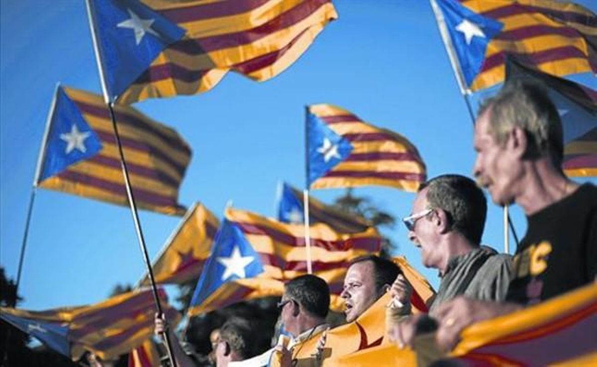 Independentistas ondean sus ’estelades’ en Barcelona, en octubre pasado. Independentistas ondean sus ’estelades’ en Barcelona, en octubre pasado.