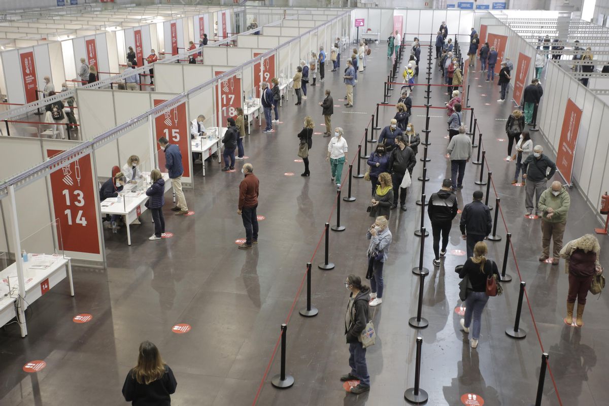 Varias personas en espera de vacunarse, el pasado abril. Varias personas en espera de vacunarse, el pasado abril.