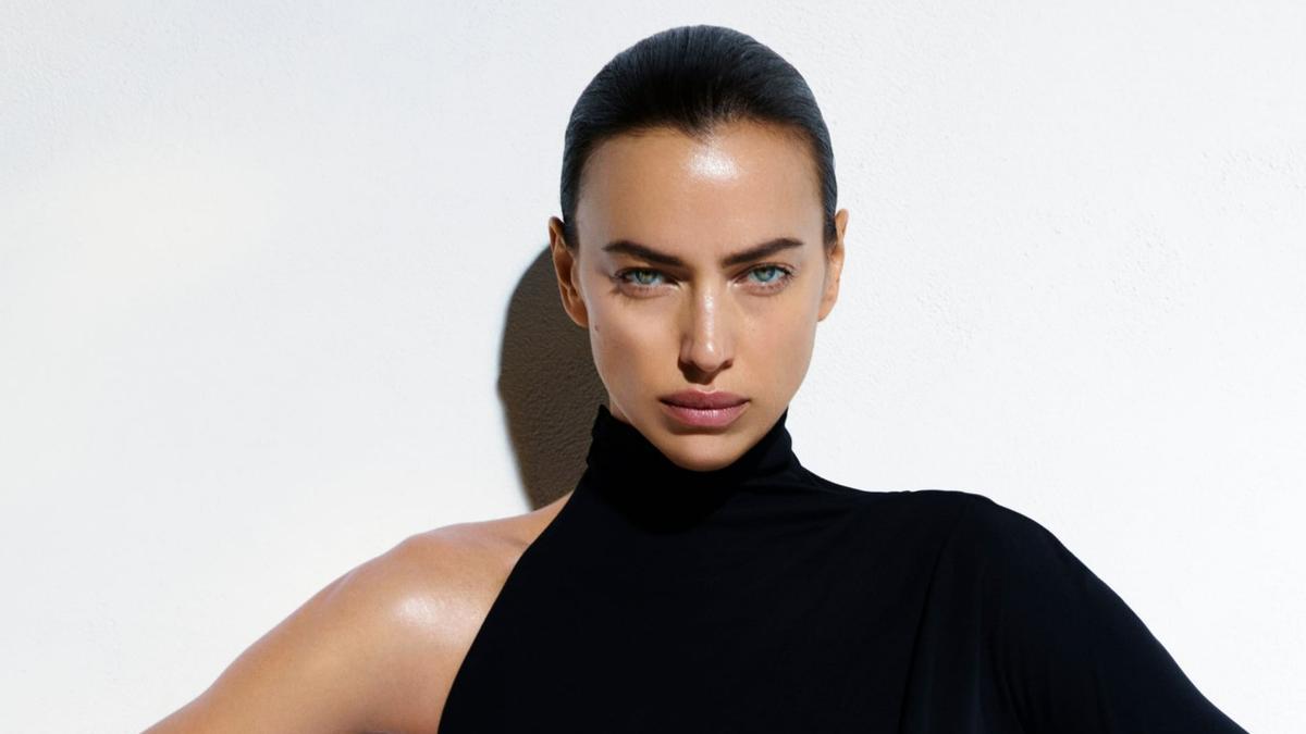 La modelo Irina Shayk posa con una prenda de la nueva colección cápsula de Zara ’A new sensuality’.
