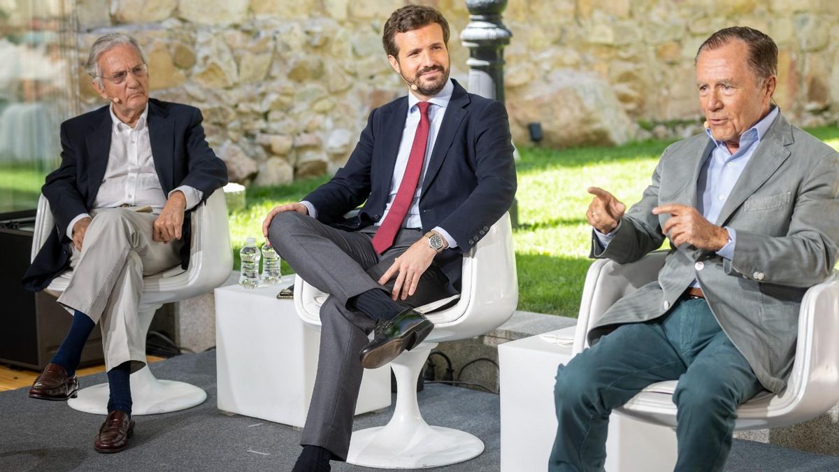 Casado (centro) y el exministro Rafael Arias Salgado (izquierda) escuchan las palabras del también exministro Ignacio Camuñas, este lunes en un acto del PP en Ávila. Casado (centro) y el exministro Rafael Arias Salgado (izquierda) escuchan las palabras del también exministro Ignacio Camuñas, este lunes en un acto del PP en Ávila.