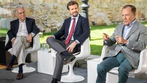 Casado (centro) y el exministro Rafael Arias Salgado (izquierda) escuchan las palabras del también exministro Ignacio Camuñas, este lunes en un acto del PP en Ávila.