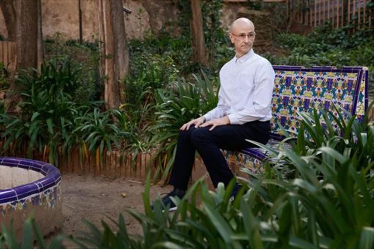 El bailarín y coreógrafo Cesc Gelabert, en los jardines del Centre L’Alba, ubicada en la calle de Portolà, 6. El bailarín y coreógrafo Cesc Gelabert, en los jardines del Centre L’Alba, ubicada en la calle de Portolà, 6.
