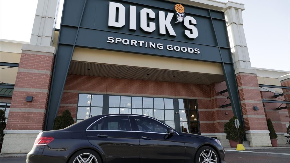 Tienda de Dick’s Sporting Goods en Arlington Heights Ill, el 28 de febrero. Tienda de Dick’s Sporting Goods en Arlington Heights Ill, el 28 de febrero.