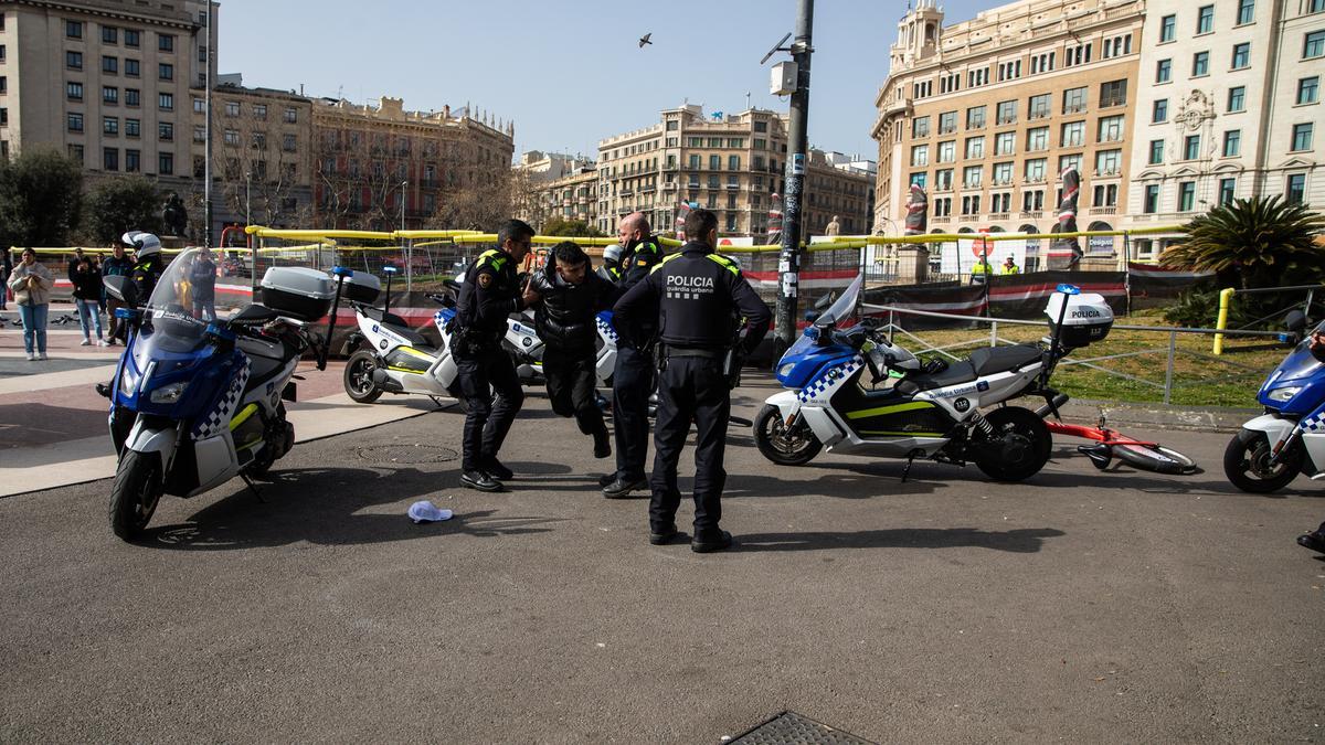 Undercover police officers on bicycles catch two ‘watchmakers’ in the center of Barcelona