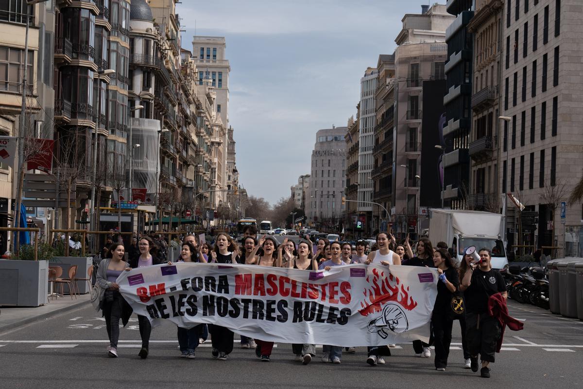 Marchas Del 8M Del Sindicato De Estudiantes En Barcelona Y Madrid | FOTOS