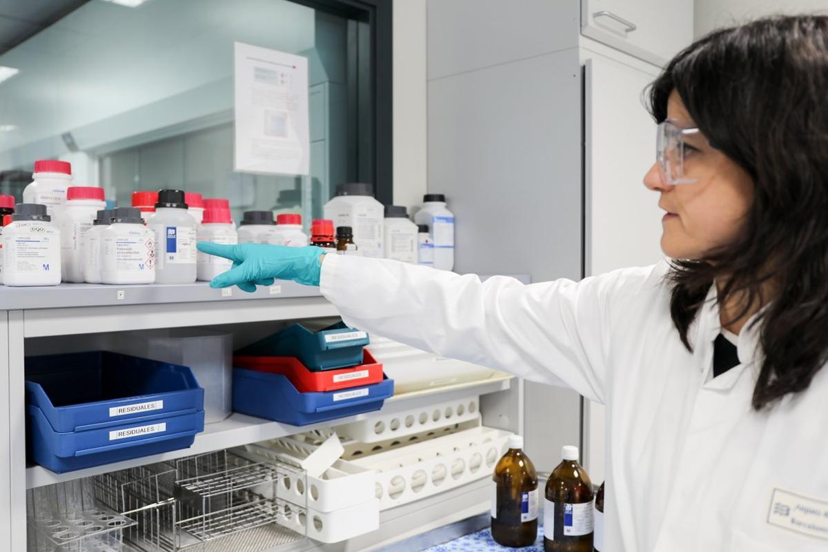 Una científica trabaja en el departamento de investigación de Aigües de Barcelona. Una científica trabaja en el departamento de investigación de Aigües de Barcelona.