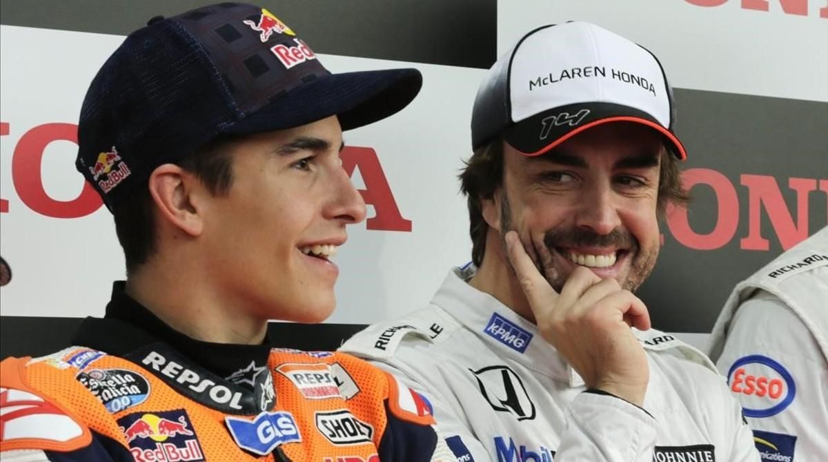 Fernando Alonso, junto a Marc Márquez, en Motegi (Japón). Fernando Alonso, junto a Marc Márquez, en Motegi (Japón).