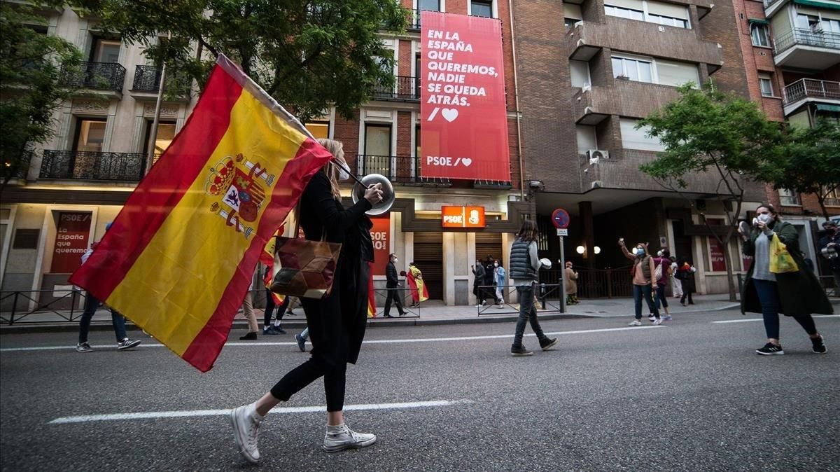 Manifestación ante la sede del PSOE, protegida por la Policía Nacional, por la gestión de la crisis sanitaria, el sábado 16 de mayo Manifestación ante la sede del PSOE, protegida por la Policía Nacional, por la gestión de la crisis sanitaria, el sábado 16 de mayo