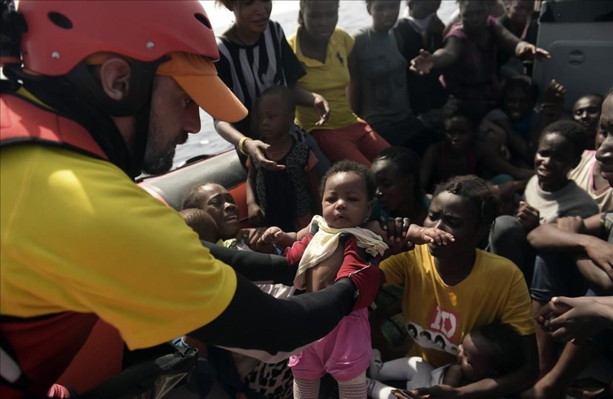 Migrantes rescatados por voluntarios de Proactiva Open Arms en aguas del Mediterráneo.