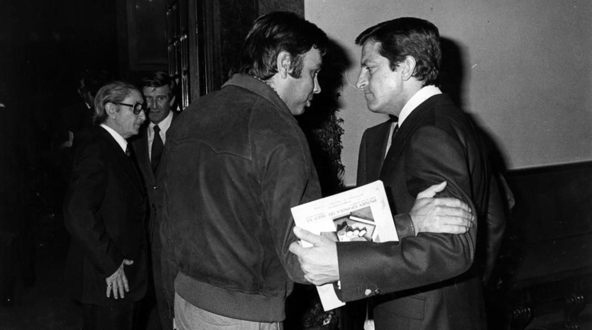 Felipe González y Adolfo Suárez conversan en los pasillos del Congreso de los Diputados, en una imagen de 1980.