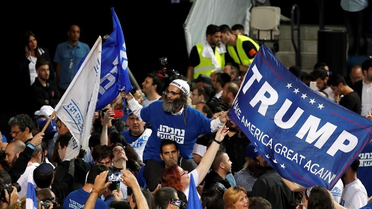 Seguiores de Binyiamin Netanyahu celebran el triunfo electoral del primer ministro con una pancarta con el nombre del presidente de EEUU, Donald Trump. Seguiores de Binyiamin Netanyahu celebran el triunfo electoral del primer ministro con una pancarta con el nombre del presidente de EEUU, Donald Trump.
