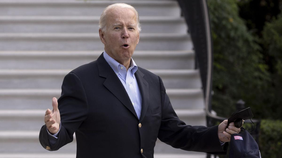 Washington (Usa), 07/08/2022.- US President Joe Biden gestures as he walks on the South Lawn to depart by Marine One, at the White House in Washington, DC, USA, 07 August 2022. Senate Democrats are working to pass their legislation to address climate and the economy, the Inflation Reduction Act, ahead of the August recess. Biden travels to Rehoboth Beach, Delaware after testing negative for Covid-19. (Estados Unidos) EFE/EPA/MICHAEL REYNOLDS Washington (Usa), 07/08/2022.- US President Joe Biden gestures as he walks on the South Lawn to depart by Marine One, at the White House in Washington, DC, USA, 07 August 2022. Senate Democrats are working to pass their legislation to address climate and the economy, the Inflation Reduction Act, ahead of the August recess. Biden travels to Rehoboth Beach, Delaware after testing negative for Covid-19. (Estados Unidos) EFE/EPA/MICHAEL REYNOLDS