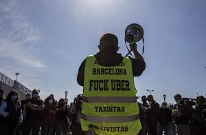 Uber va aprofitar les protestes dels taxistes per aparèixer com a víctimes de violència i acostar-se a Aragonès, Mas i Rajoy