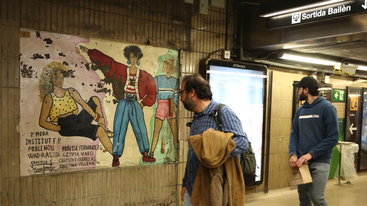 Reaparece un mural de los años 80 escondido en los pasillos del metro de Barcelona