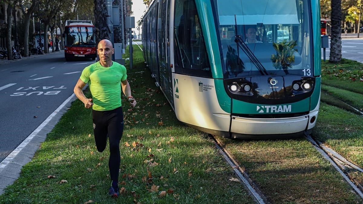 David March corre por la Diagonal junto a un tranvía rumbo a la parada de Francesc Macià. David March corre por la Diagonal junto a un tranvía rumbo a la parada de Francesc Macià.