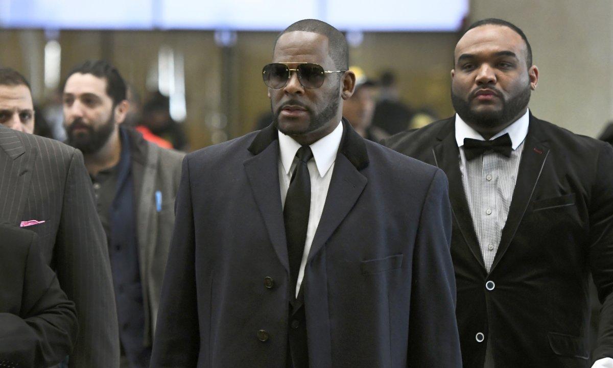 R. Kelly, con gafas oscuras y corbata, llegando al tribunal de Chicago, el pasado 7 de mayo.