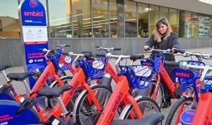 Una usuaria del AMBici, el ’bicing’ metropolitano.