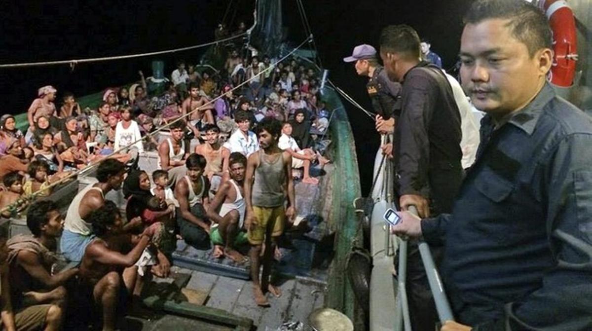 Un grupo de musulmanes rohingyas en una patera a su llegada a Tailandia.