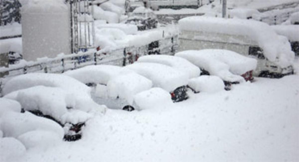 Coches cubiertos por la nieve en Andorra.