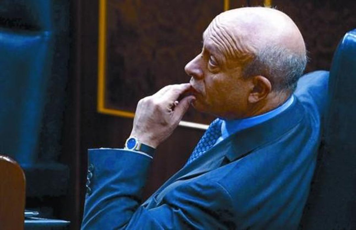 El ministro de Educación, Cultura y Deporte, José Ignacio Wert, ayer en su escaño del Congreso de los Diputados. El ministro de Educación, Cultura y Deporte, José Ignacio Wert, ayer en su escaño del Congreso de los Diputados.