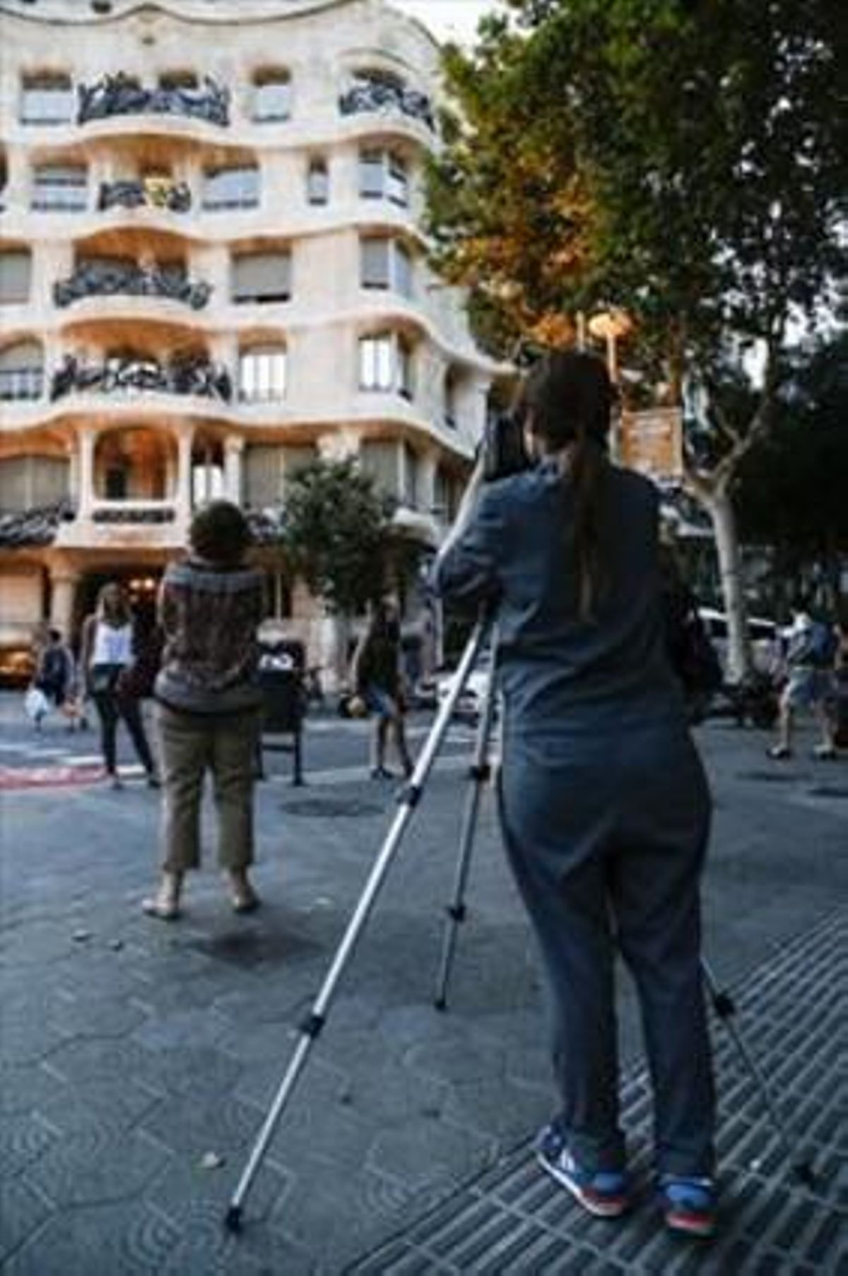 CASOS DIVERSOS La fachada de la Pedrera (izquierda), la torre Agbar (arriba), el exterior de la Sagrada Família, la Casa Batlló y la torre Eiffel, construcciones emblemáticas a las que afectan de distinta manera los derechos de propiedad. CASOS DIVERSOS La fachada de la Pedrera (izquierda), la torre Agbar (arriba), el exterior de la Sagrada Família, la Casa Batlló y la torre Eiffel, construcciones emblemáticas a las que afectan de distinta manera los derechos de propiedad.