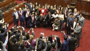Diputados peruanos celebran en el Congreso la destitución del presidente Pedro Castillo.
