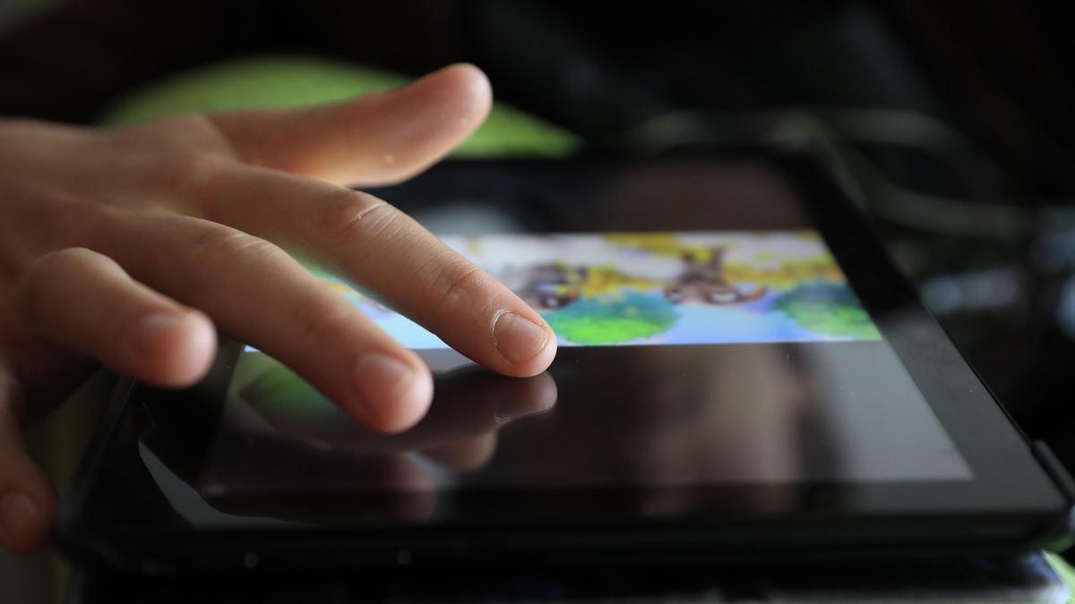 Un niño ve contenido infantil en una tablet.