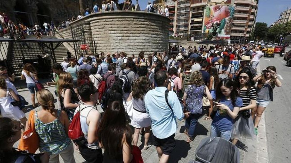 Colas de turistas ante la Sagrada Família. Colas de turistas ante la Sagrada Família.