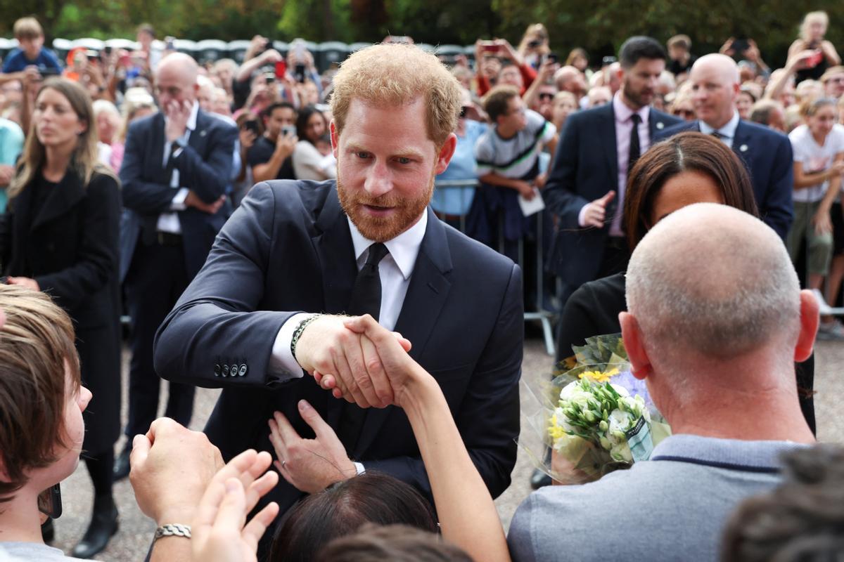 El Príncipe Harry de Gran Bretaña saluda a la gente fuera del Castillo de Windsor.