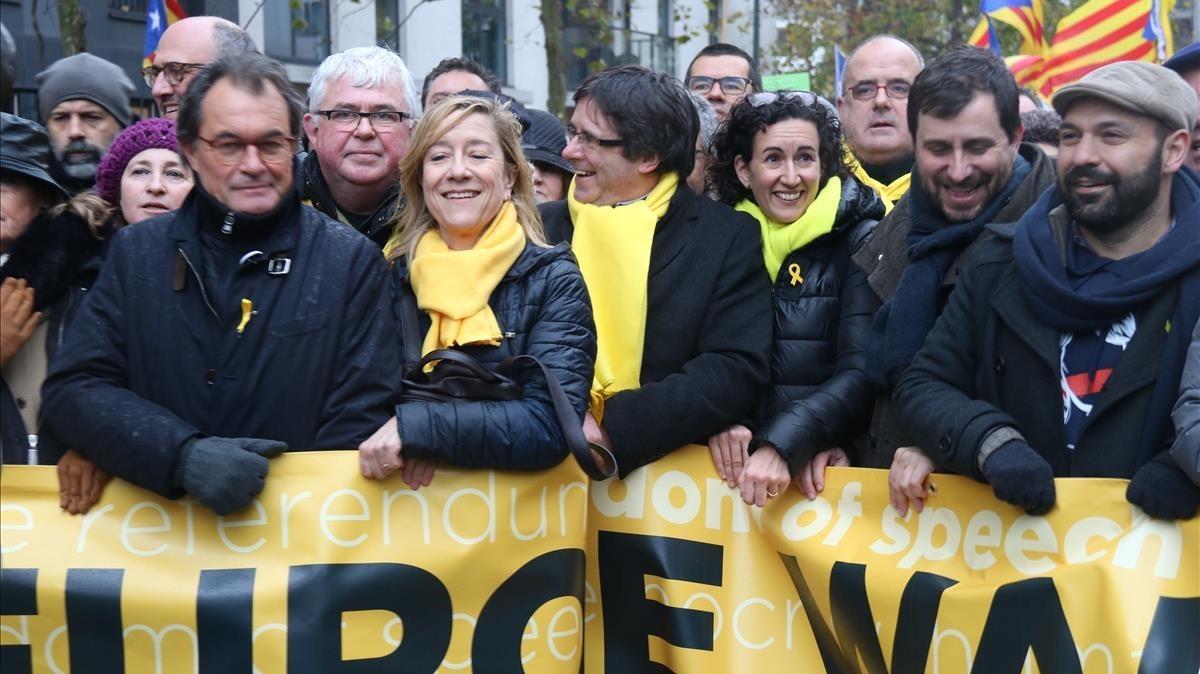 Puigdemont y Marta Rovira, en el centro de la cabecera de la manifestación del 7-D en Bruselas.