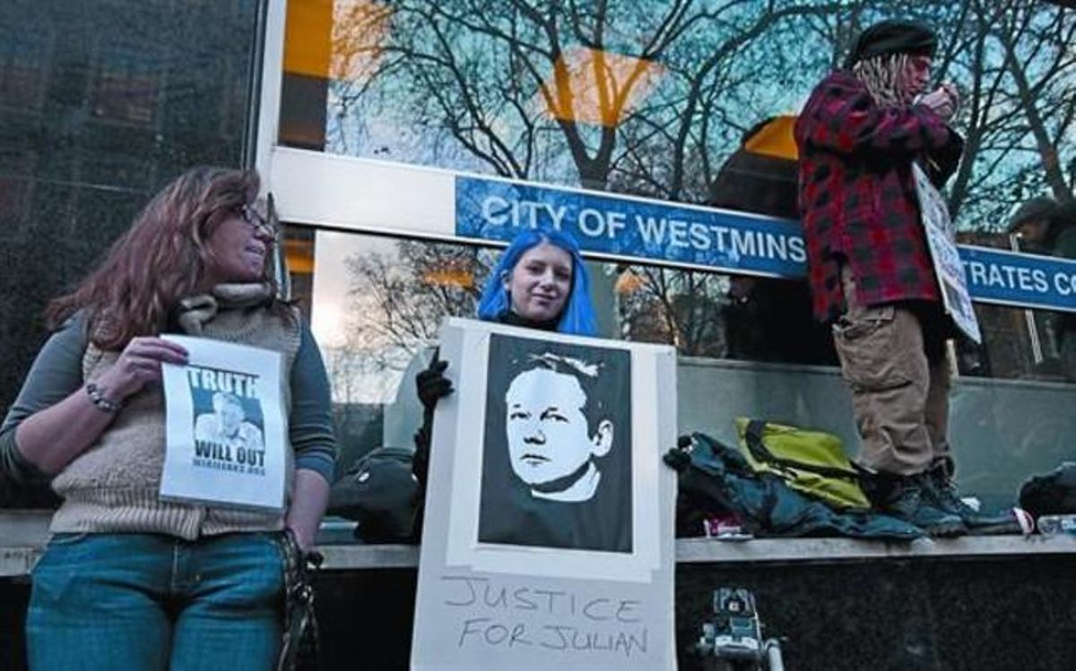 Seguidores de Assange, en el exterior del tribunal de Westminster. Seguidores de Assange, en el exterior del tribunal de Westminster.