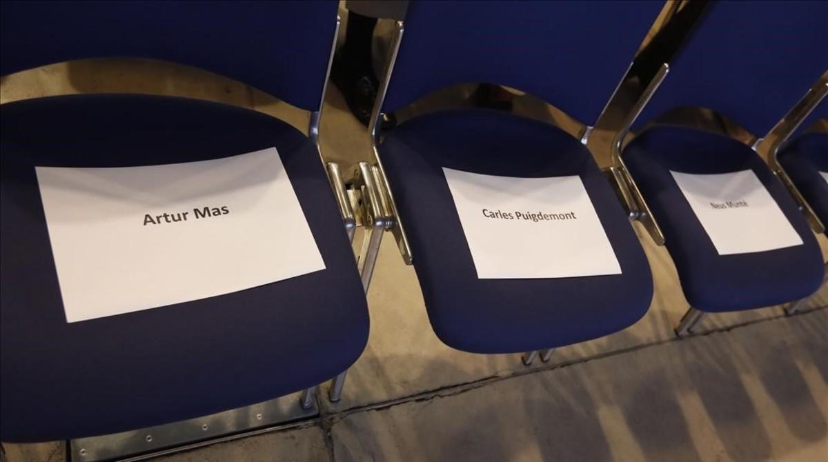 Los asientos de Artur Mas, Carles Puigdemont y Neus Munté en el congreso fundacional de la nueva CDC.