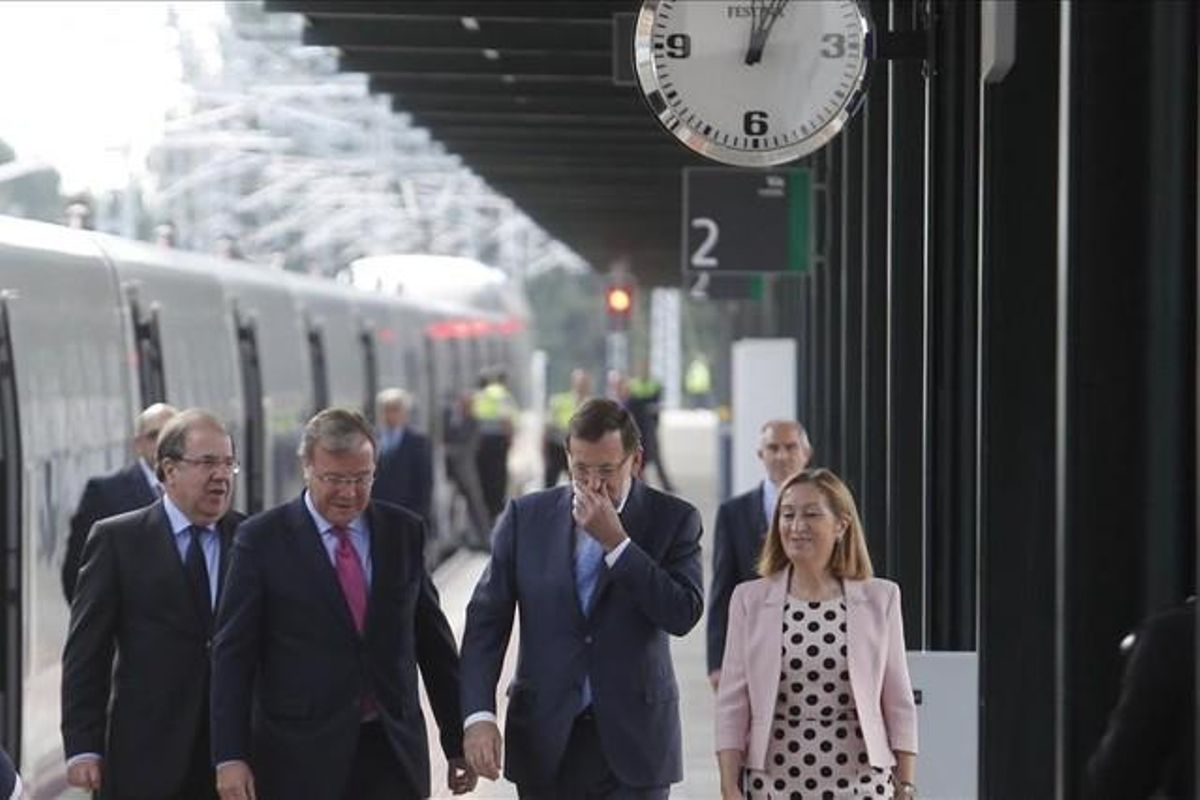 Rajoy y Pastor, en la inauguración del AVE de Valladolid a Palencia y León. Rajoy y Pastor, en la inauguración del AVE de Valladolid a Palencia y León.