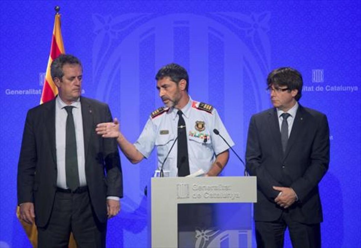 Josep Lluís Trapero con el ’conseller’ Forn y el ’president’ Puigdemont, ayer. Josep Lluís Trapero con el ’conseller’ Forn y el ’president’ Puigdemont, ayer.