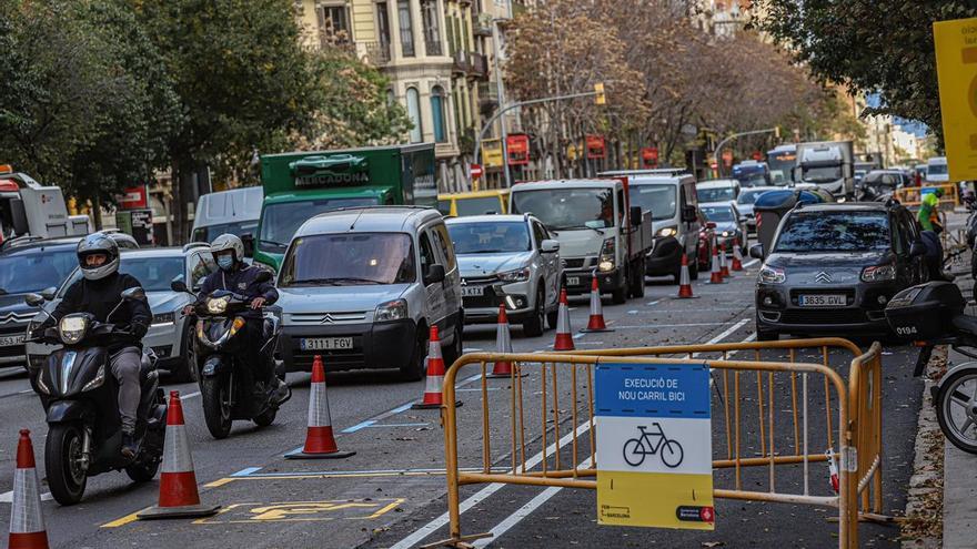 Colapso En La Calle De Arag De Barcelona Por Las Obras De Carril Bici