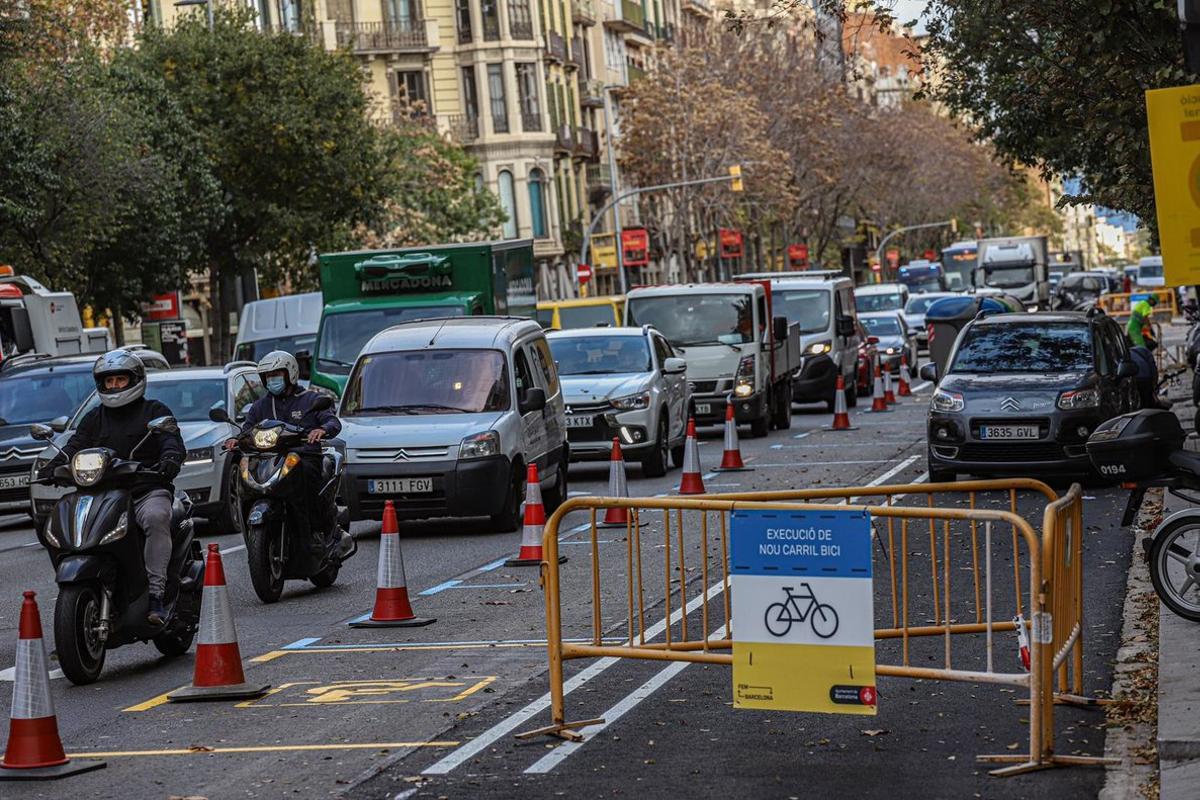 Colapso de vehículos en la calle Aragó por las obras del carril bici, este lunes.