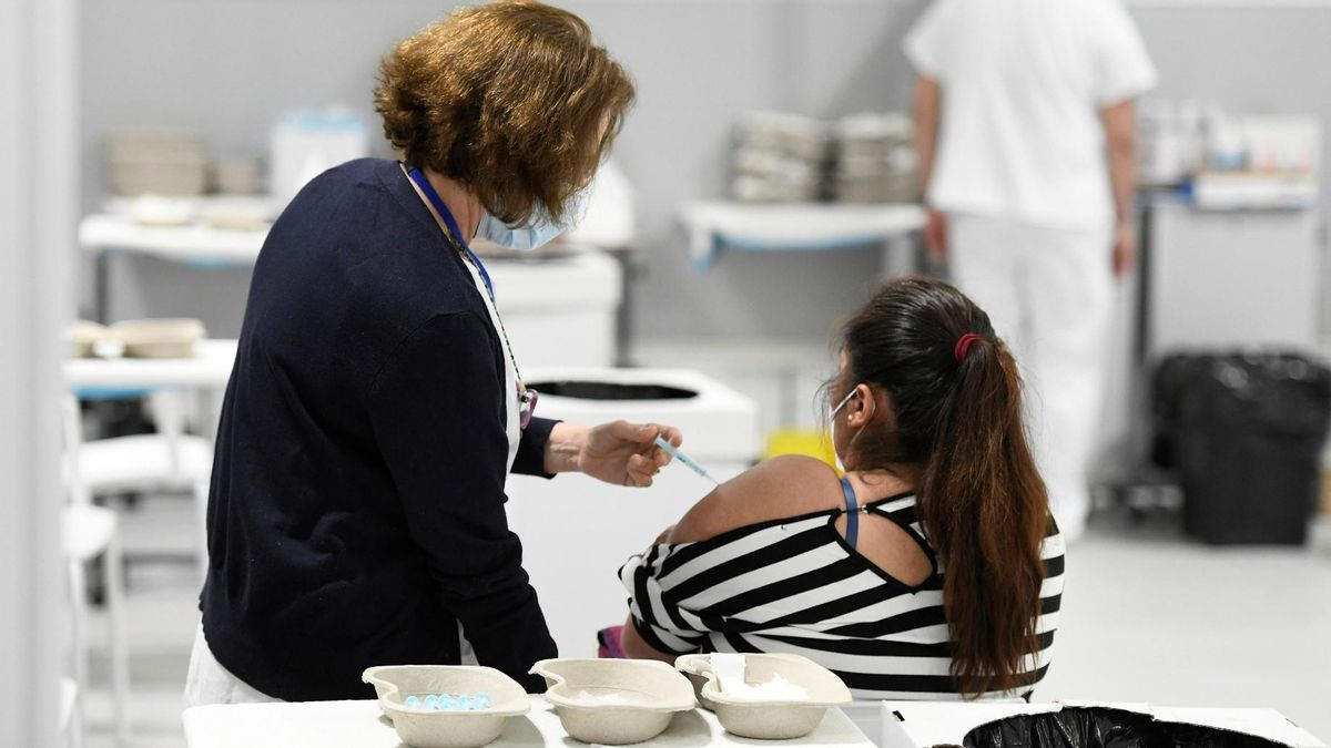 Una enfermera del Hospital Zendal de Madrid administra una dosis de la vacuna de AstraZeneca, este lunes. Una enfermera del Hospital Zendal de Madrid administra una dosis de la vacuna de AstraZeneca, este lunes.