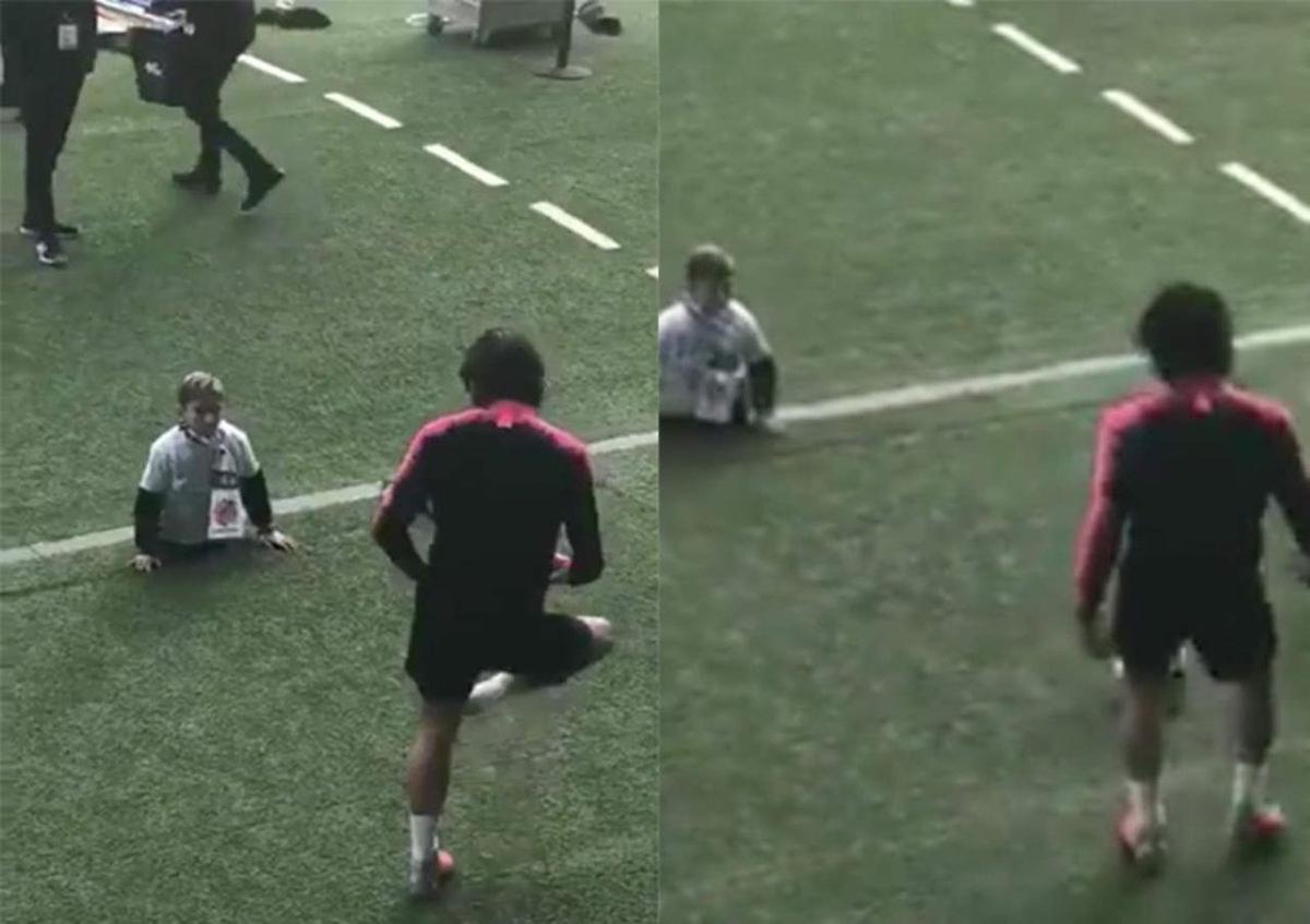 El gran gesto de Cavani al jugar con un niño sin piernas