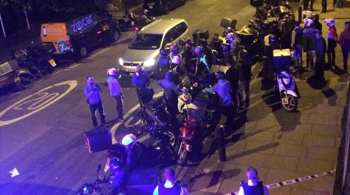 Los servicios de emergencias atienden a uno de los heridos en el ataque con ácido en Londres. Los servicios de emergencias atienden a uno de los heridos en el ataque con ácido en Londres.