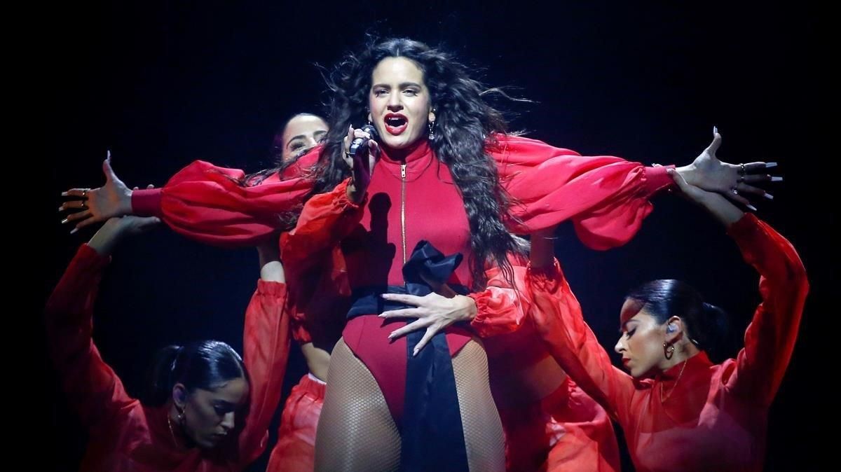Rosalía, en su concierto de este sábado en el Palau Sant Jordi de Barcelona. Rosalía, en su concierto de este sábado en el Palau Sant Jordi de Barcelona.
