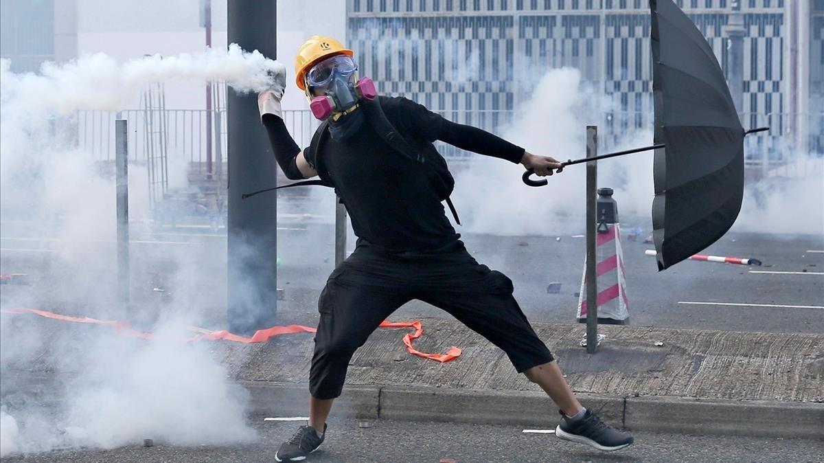 Manifestantes se enfrentan a la policía en Hong Kong. Manifestantes se enfrentan a la policía en Hong Kong.