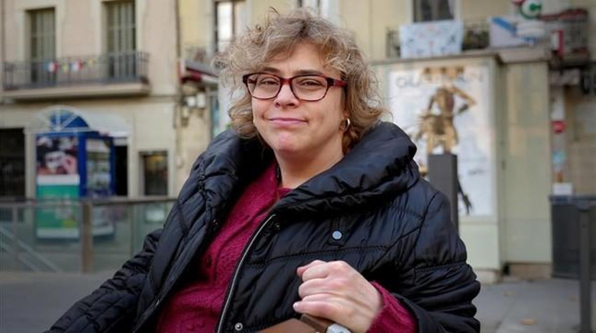 Dolors Torrents, que ha recuperado el derecho a voto, en la plaza del Centre de Barcelona. Dolors Torrents, que ha recuperado el derecho a voto, en la plaza del Centre de Barcelona.