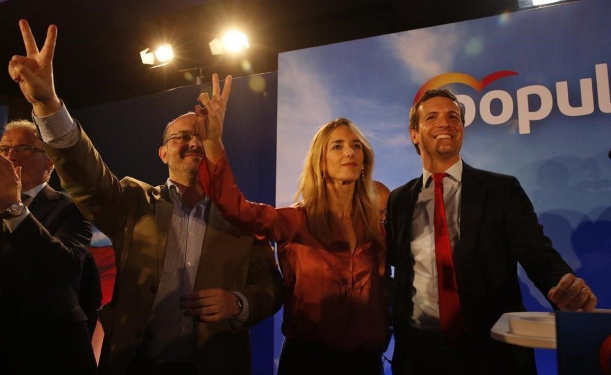 El candidato del PP, Pablo Casado, junto a Cayetana Álvarez de Toledo y Alejandro Fernández en Barcelona. El candidato del PP, Pablo Casado, junto a Cayetana Álvarez de Toledo y Alejandro Fernández en Barcelona.