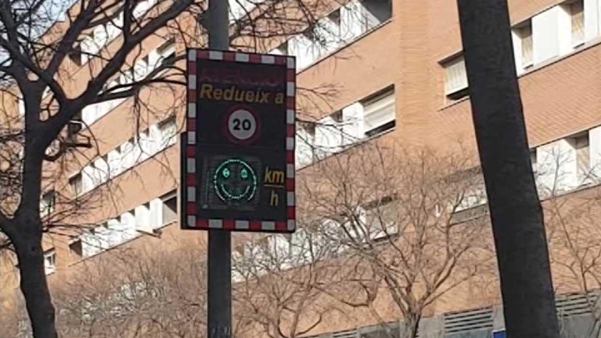 Barcelona colocará radares de velocidad informativos junto a los colegios.