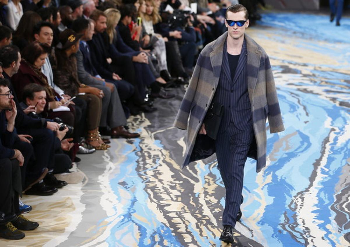 Louis Vuitton propone un viaje a través del tiempo en la pasarela de París