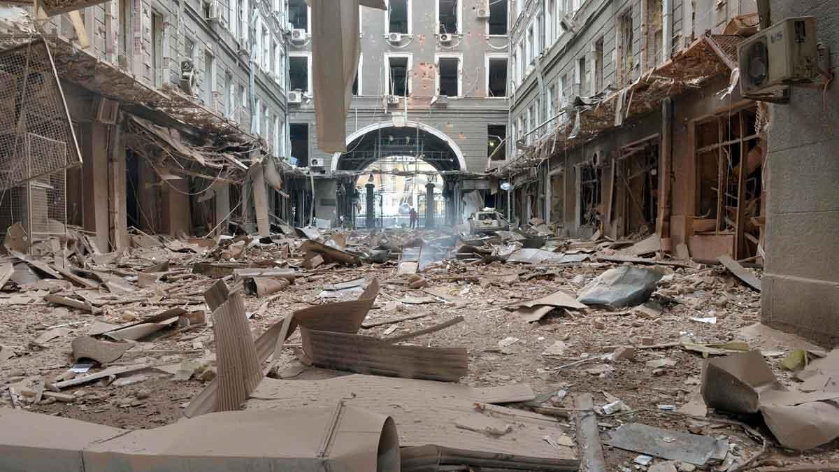 Edificios dañados tras un bombardeo ruso en la plaza de la Constitución de Járkov..