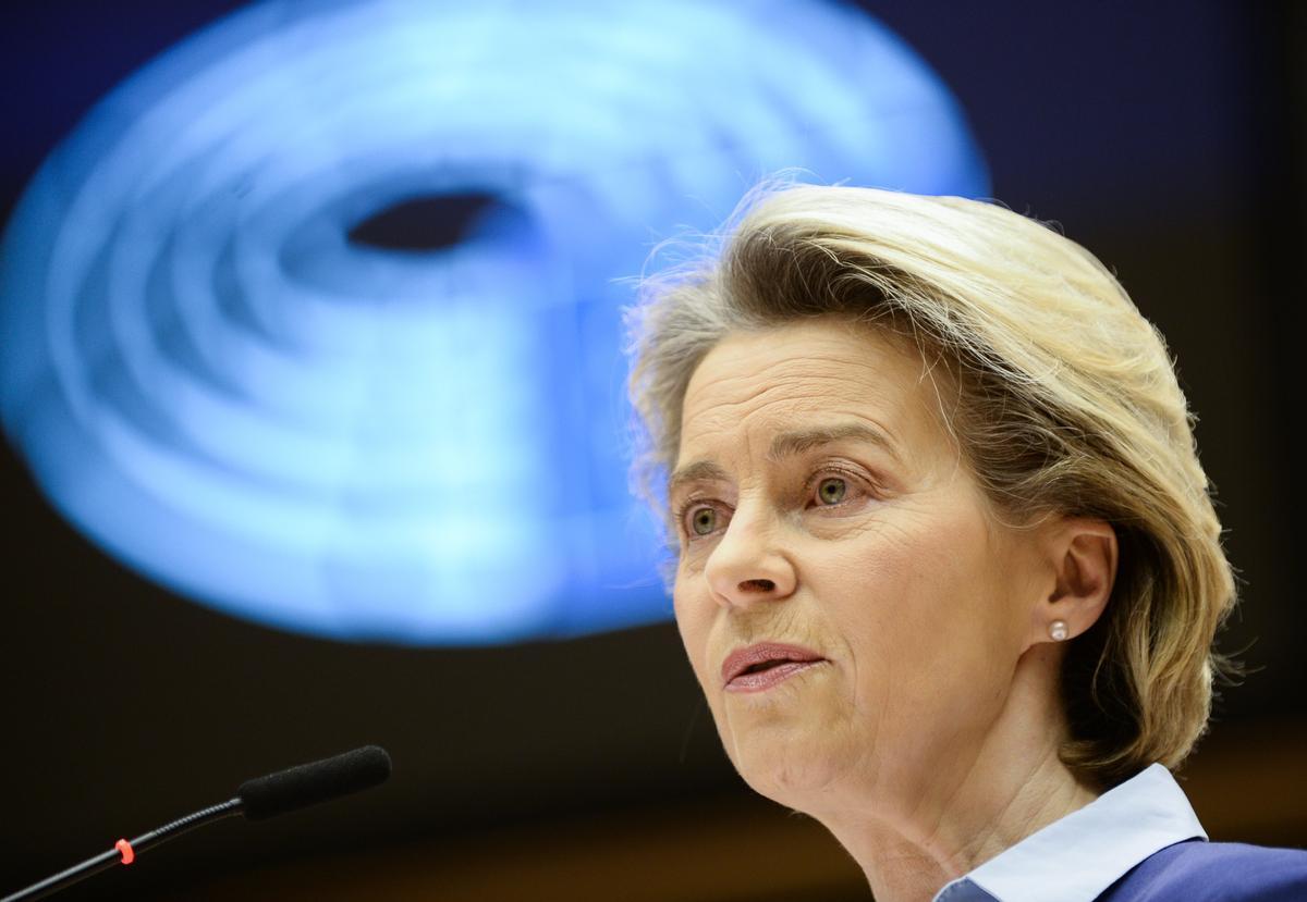 La presidenta de la Comisión Europea, Ursula von der Leyen, durante el debate en la Eurocámara este miércoles.
